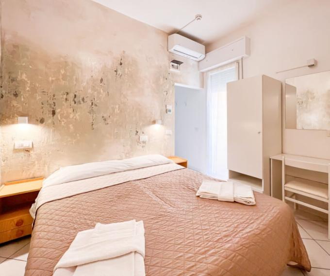 hotelgiuliocesarecattolica it camere 012