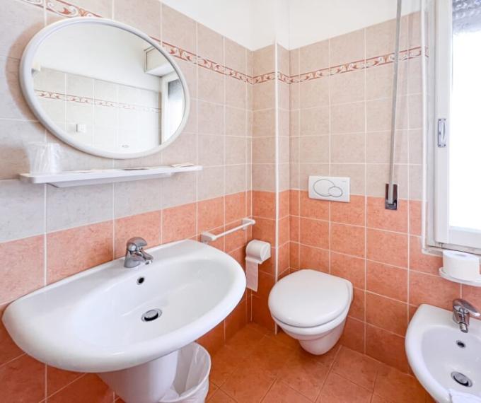 hotelgiuliocesarecattolica it camere 013