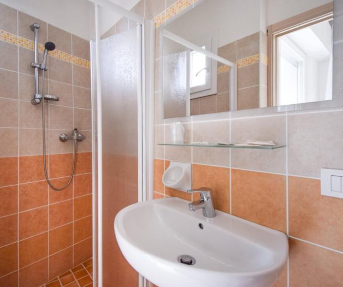 hotelgiuliocesarecattolica it camere 016